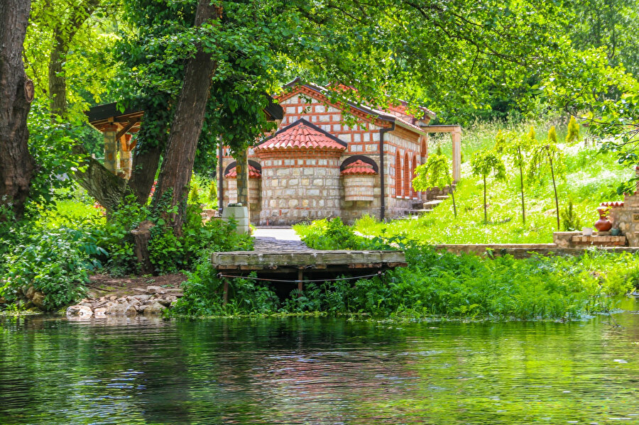 Sveti Naum’a 13 kilometre kala Kemikler Körfezi üstünde kurulan Su Müzesi’nde (Bay of The Bones Museum) mutlaka bir mola vermelisiniz.