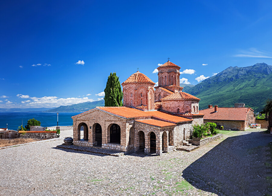 Aziz Naum 905 yılında göl ve orman manzarasına bakan yüksek bir kaya parçasının üzerine manastırı kurmuş ve ölümünün ardından buradaki kilisede defnedilmiştir.