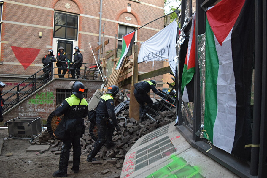 Amsterdam Üniversitesi'nde Filistin gösterilerine polis müdahalesi