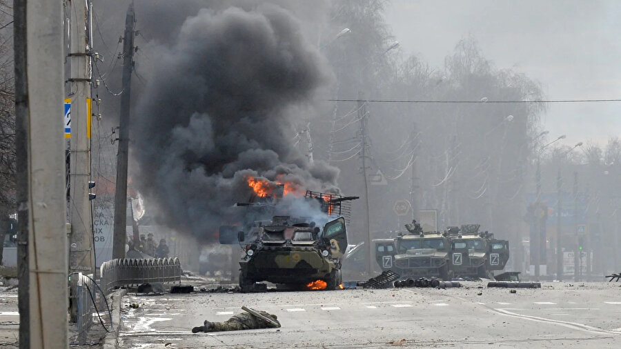 2022 yılından Harkiv'de Ukrayna güçleriyle yaşanan çatışmalar sırasında yanan bir Rus zırhlısı