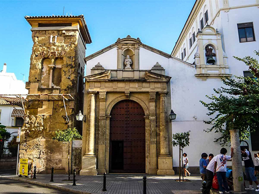 Endülüs Emevî döneminde inşa edilen San Juan Minaresi, günümüzde St. Juan Kilisesi’nin çan kulesi olarak faaliyet göstermektedir.