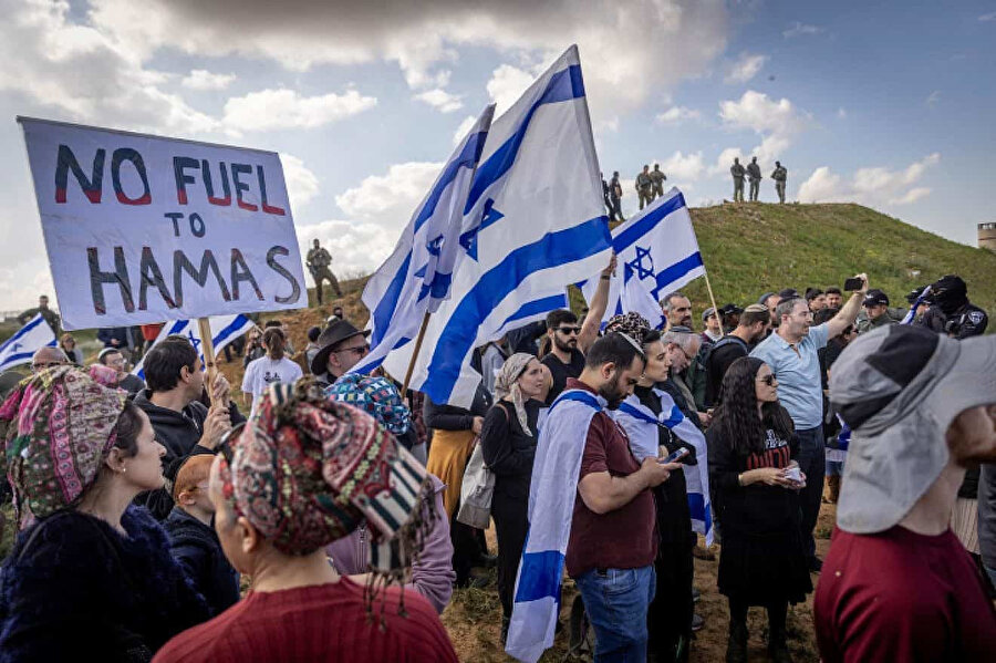 İsrailliler, Kerem Ebu Salim Sınır Kapısı’ndan Gazze Şeridi'ne giren yardım kamyonlarını protesto ediyor, 29 Ocak 2024.