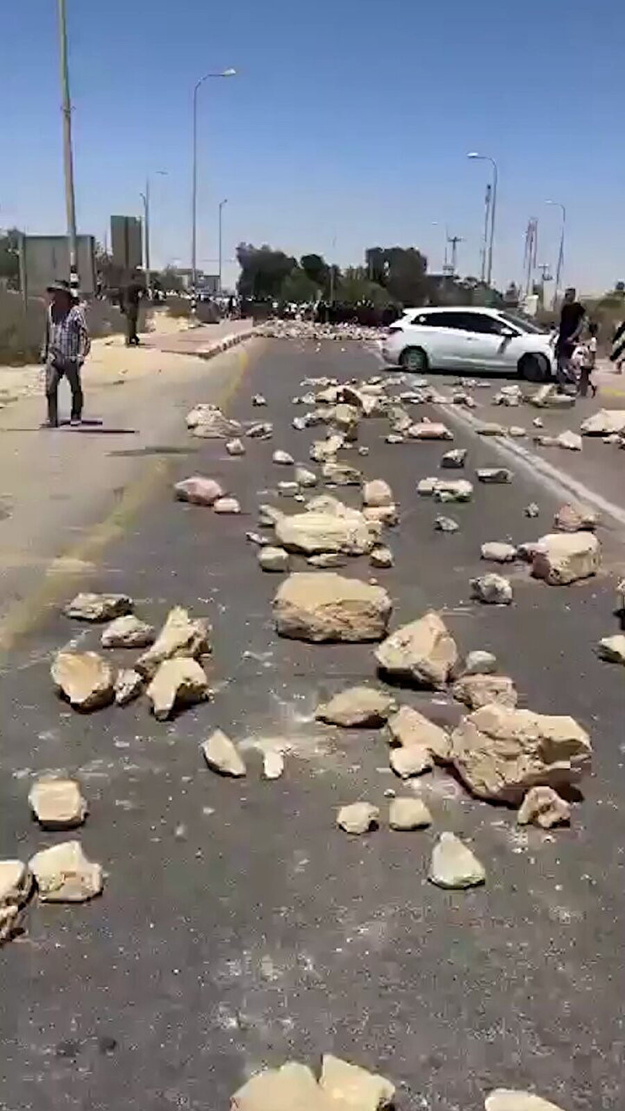 İsrailli protestocuların, yardım kamyonlarının Gazze'ye girişini engellemek için Negev'in Mitzpe Ramon kasabasında yola attıkları taşlar, 10 Mayıs 2024. 