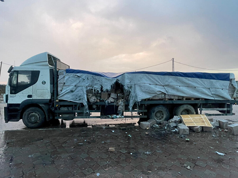 İsrail deniz kuvvetlerinin açtığı ateş sonucu vurulan yiyecek taşıyan bir kamyonun, 5 Şubat 2024.