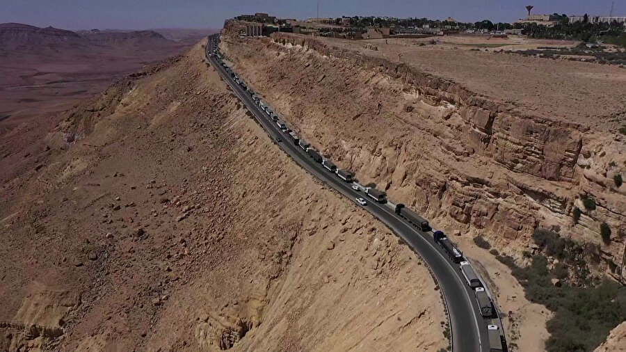 İsraillilerin düzenlediği protesto nedeniyle kapatılan yolda Gazze'ye gitmek için bekleyen kamyonlar, 9 Mayıs 2024.