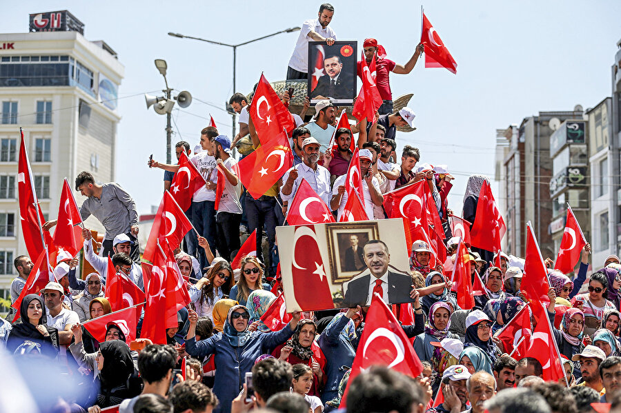 Son bir ayda doğudan batıya 21 şehri ziyaret ettim. Ne yazık ki toplumda 28 Mayıs 2023 seçimlerinin motivasyon kaynağından zerre izler görmedim. Sahada büyük bir sıkıntı var. Ayrıca ekonomik krizle kayıtsız ve şartsız ilgilenen endişeli milyonlar var. Bu süreçler siyasetin kimyasını, yapısını, siyaset kurumunu şekillendirmeye matuf sonuçlar üretmeye namzet. Bir bütün olarak siyasetle yollarını ayıran, siyaset kurumuna dair umutlarını yitiren büyük kesimler müşahede ettim.
