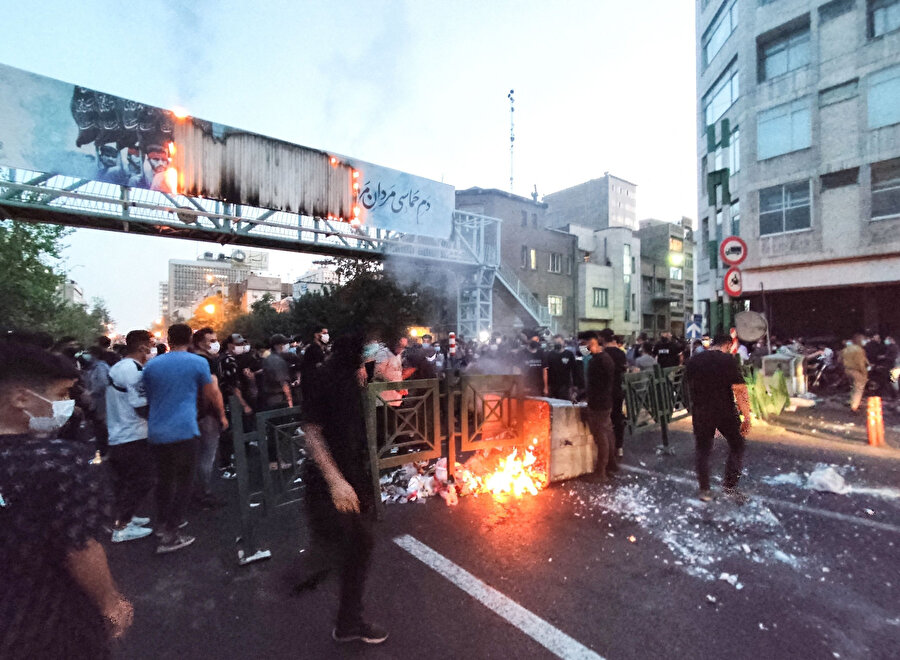 22 yaşındaki Mehsa Emini'nin 2022'nin sonlarındaki ölümü, İran'da aylarca süren protestolara yol açtı. Şiddetli bir baskıyla karşılaşılan protestolarda 500'den fazla kişi öldü ve 22 binden fazla kişi ise gözaltına alındı.