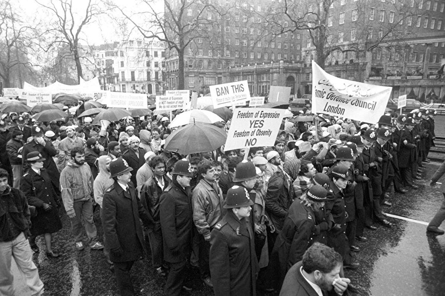 Selman Rüşdi'nin tartışmalı kitabı Şeytan Ayetleri'ni protesto eden kalabalık Londra Park Lane'de miting düzenledi, 1989.