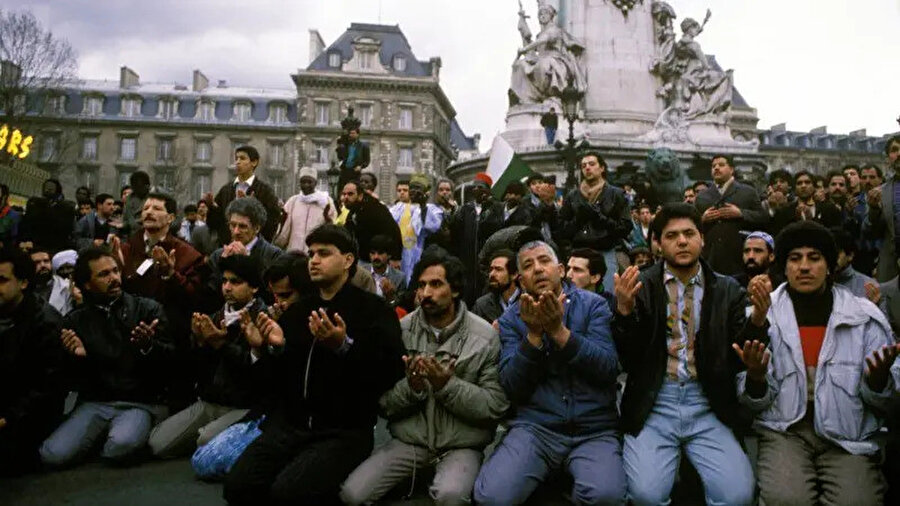 Şeytan Ayetleri, Şubat 1989'da Paris'te protesto edildi.