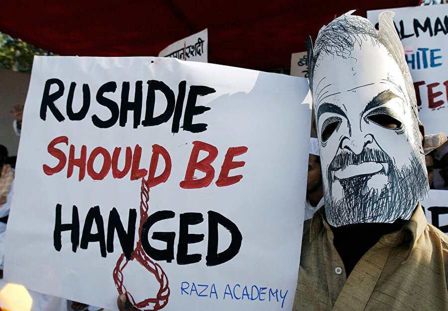 1988’de yayımlanan kitaba öfke hiç bitmedi. Rüşdi, doğduğu şehir Bombay'da, Ocak 2004'te Müslümanlar tarafından protesto edilirken açılan bir pankartta "Rüşdi asılmalı" yazıyordu.