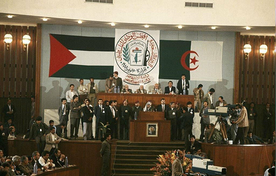 Yaser Arafat, 15 Kasım 1988’de, Cezayir’in başkenti Cezayir’de düzenlenen Filistin Ulusal Konseyi toplantısında Bağımsız Filistin Devleti'nin kurulduğunu ilân etti.
