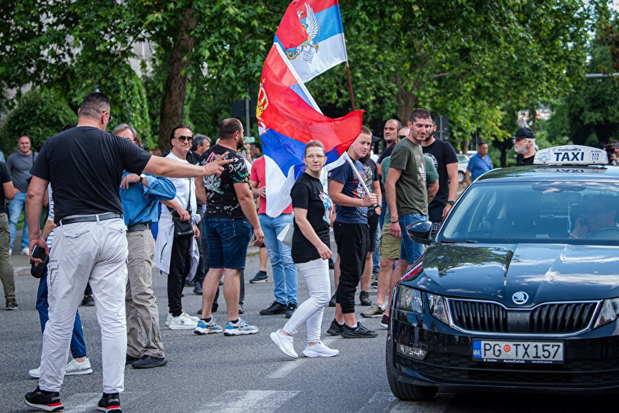 Kararı protesto amacıyla perşembe günü Sırbistan'ın her yerinde kilise çanları çaldı.