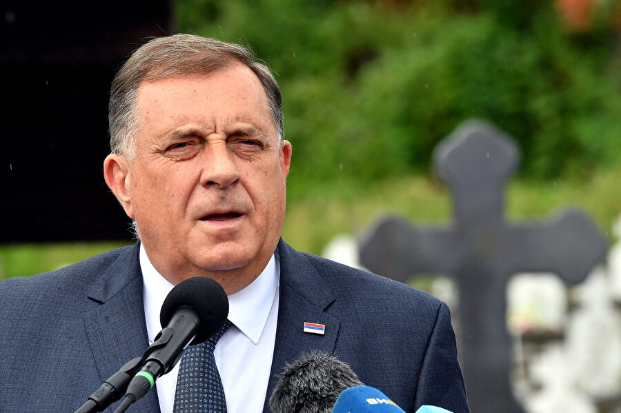 Bosnalı Sırp lider Milorad Dodik, Srebrenitsa’da soykırımın yaşandığını bile yalanladı ve yönetiminin BM kararını tanımayacağını söyledi.