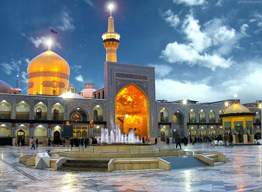 İran’ın Meşhed ("İmam Rıza'nın şehit düştüğü yer") kenti, Şiî inancının en önemli ziyaretgâhlarından İmam Ali Rıza Külliyesi’ne ev sahipliği yapıyor.