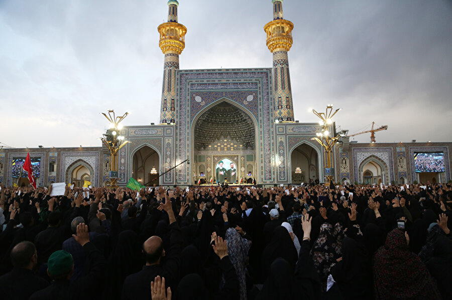 Meşhed'teki İmam Rıza Türbesi'ne defnedilen İran Cumhurbaşkanı Reisi'nin cenaze töreninden geriye kalan fotoğraflar.