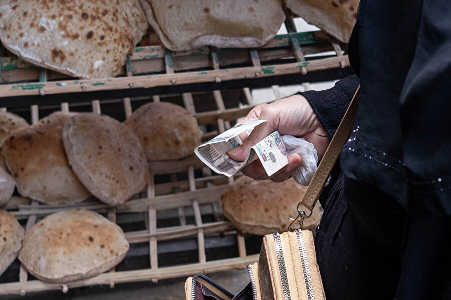 Mısır’da hâlihazırda maddi destek verilen ekmek yüzde 300 zamlanmadan önce zaten boyutlarında düşüşe geçmişti.