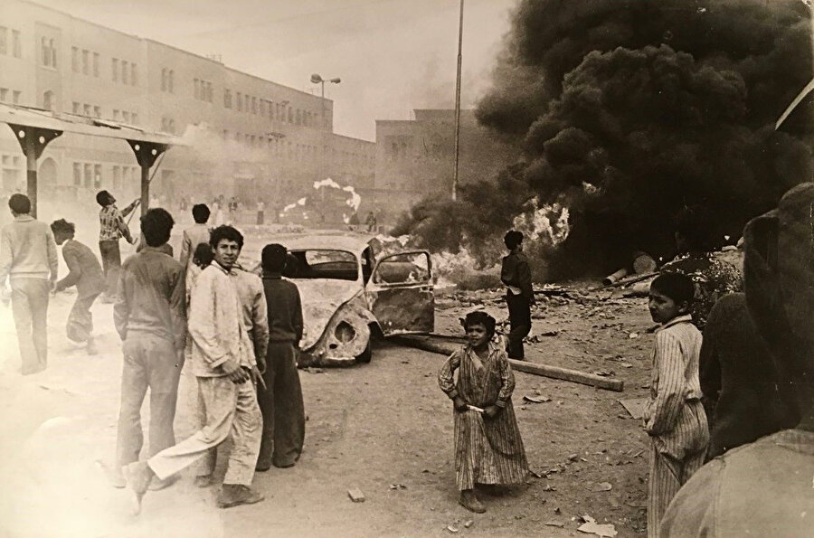 17 Ocak 1977'de, Enver Sedat yönetiminin ekmek ve diğer temel gıda maddelerine devlet sübvansiyonlarını kaldıracağını açıklaması üzerine halk ayaklanması başladı. "Ekmek İntifadası" olarak adlandırılan bu süreçte Mısır alevler içinde kalırken 70’ten fazla kişi öldü.