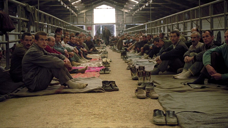 Tespit edilen Boşnak ve Hırvat asıllı vatandaşlar esir kamplarına götürüldü ve buralarda katliamlara, işkencelere ve tecavüzlere maruz kaldı.