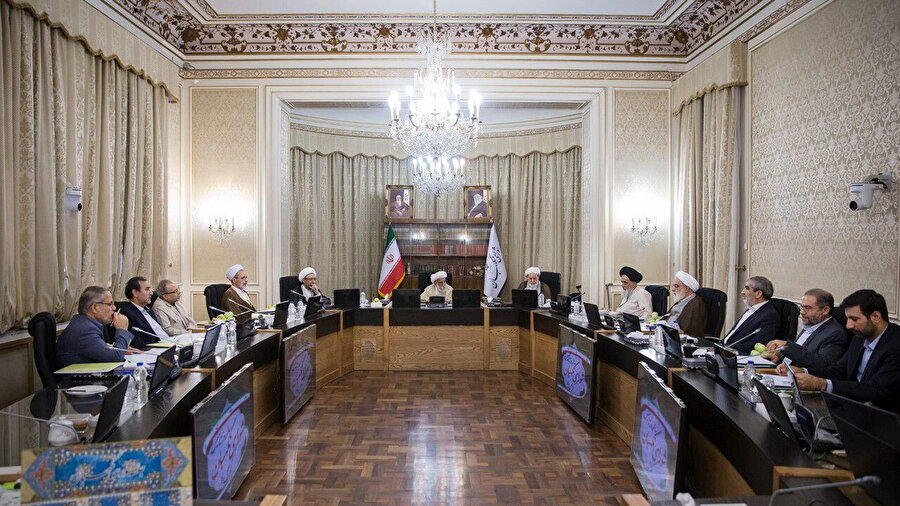 İran'da seçimlerde aday olmak isteyenlerin rejime bağlılığı ile siyasî, ahlakî ve dinî sabıkalarını inceleyen ve önceki seçimlerde birçok önemli ismi veto eden Anayasayı Koruyucular Konseyi’nin kararları, hem seçimlerin kaderini belirliyor hem de halk katılımının düşmesine yol açıyor. Konsey, Meclisin kararlarının Anayasa'ya uyup uymadığını tespit etmekle görevli.