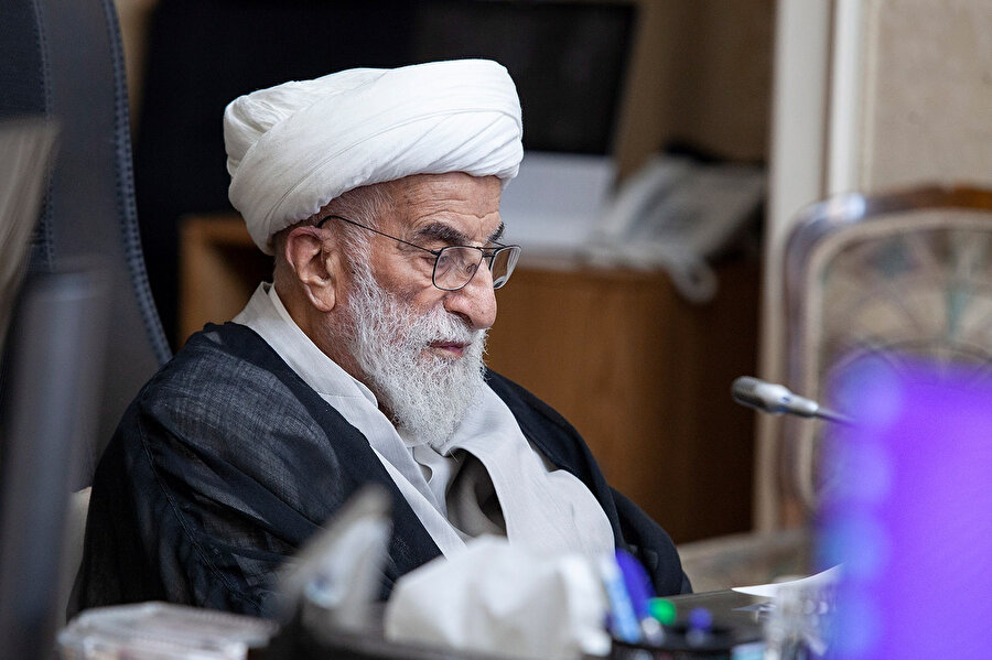 Altı üyesi İran lideri Ayetullah Ali Hamaney tarafından atanan, din adamları ve hukukçulardan oluşan 12 üyeli Konseyin başkanlığını 1992 yılından bu yana 97 yaşındaki din adamı Ayetullah Ahmed Cenneti yürütüyor.