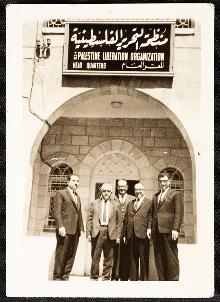 FKÖ'nün ilk başkanı Ahmed Şukayrî, örgütün diğer kurucularıyla birlikte Kudüs'ün Şeyh Cerrah Mahallesi'ndeki Genel Merkezinin önünde, 1964-65.