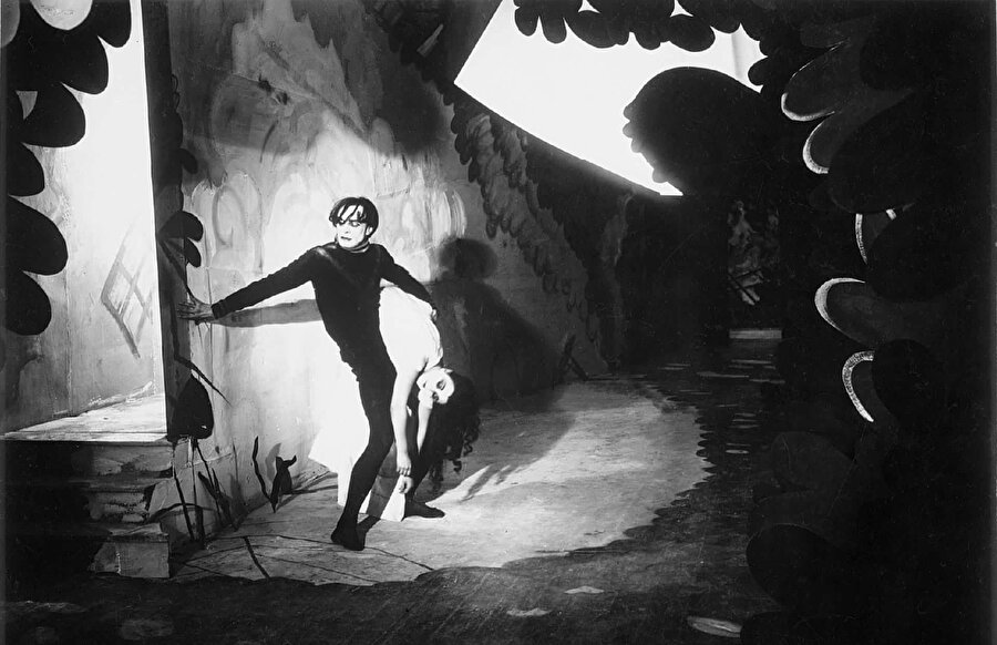 Dr. Caligari’nin Muayenehanesi (1920)