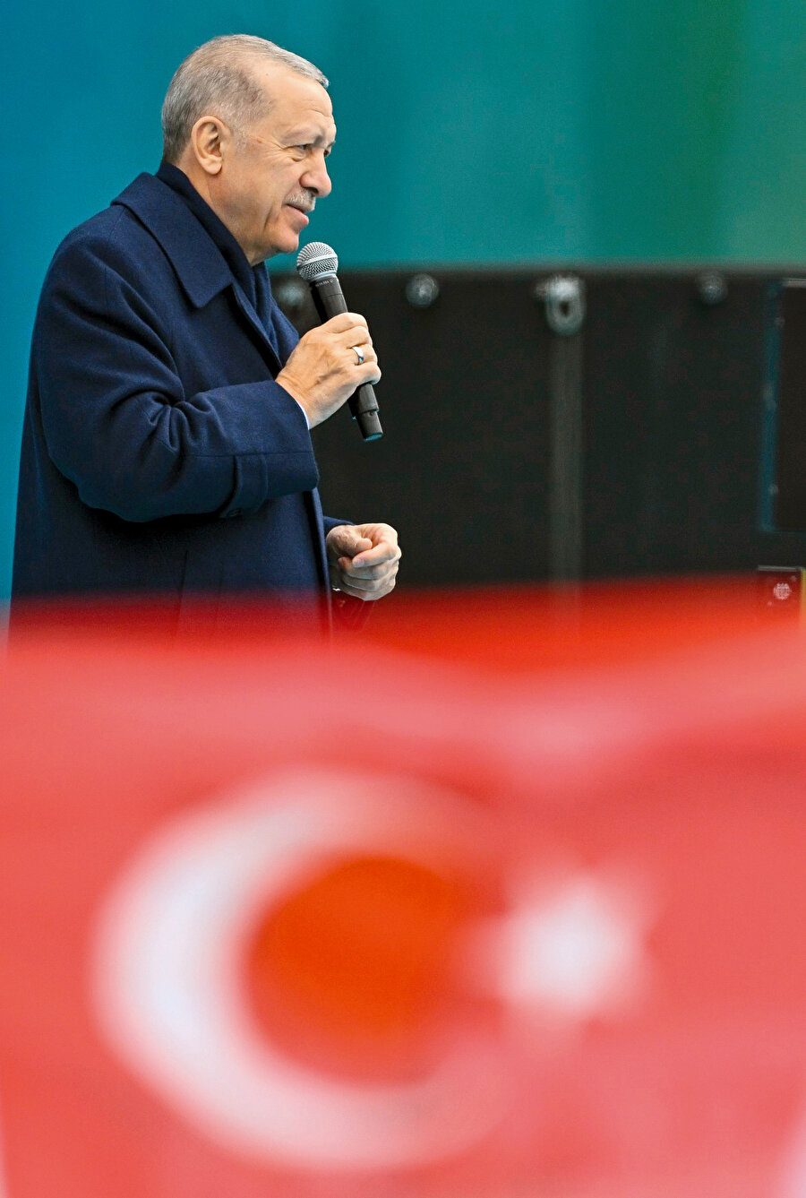 Halkın irfanı 31 Mart mahalli seçimleriyle mahdut değil aslında. Bu irfanı Türkiye’nin bütün seçimlerinde gördük. Baştan belirmeliyiz ki ‘demokrasi’ denilen şey, toplumların enerjilerini kendi kendileriyle mücadele ettirerek yok etme rejimidir. 