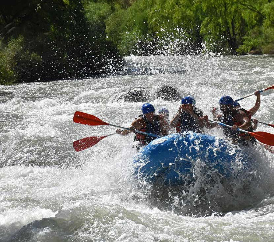Zümrüt sularda doğal enerji: Rafting.