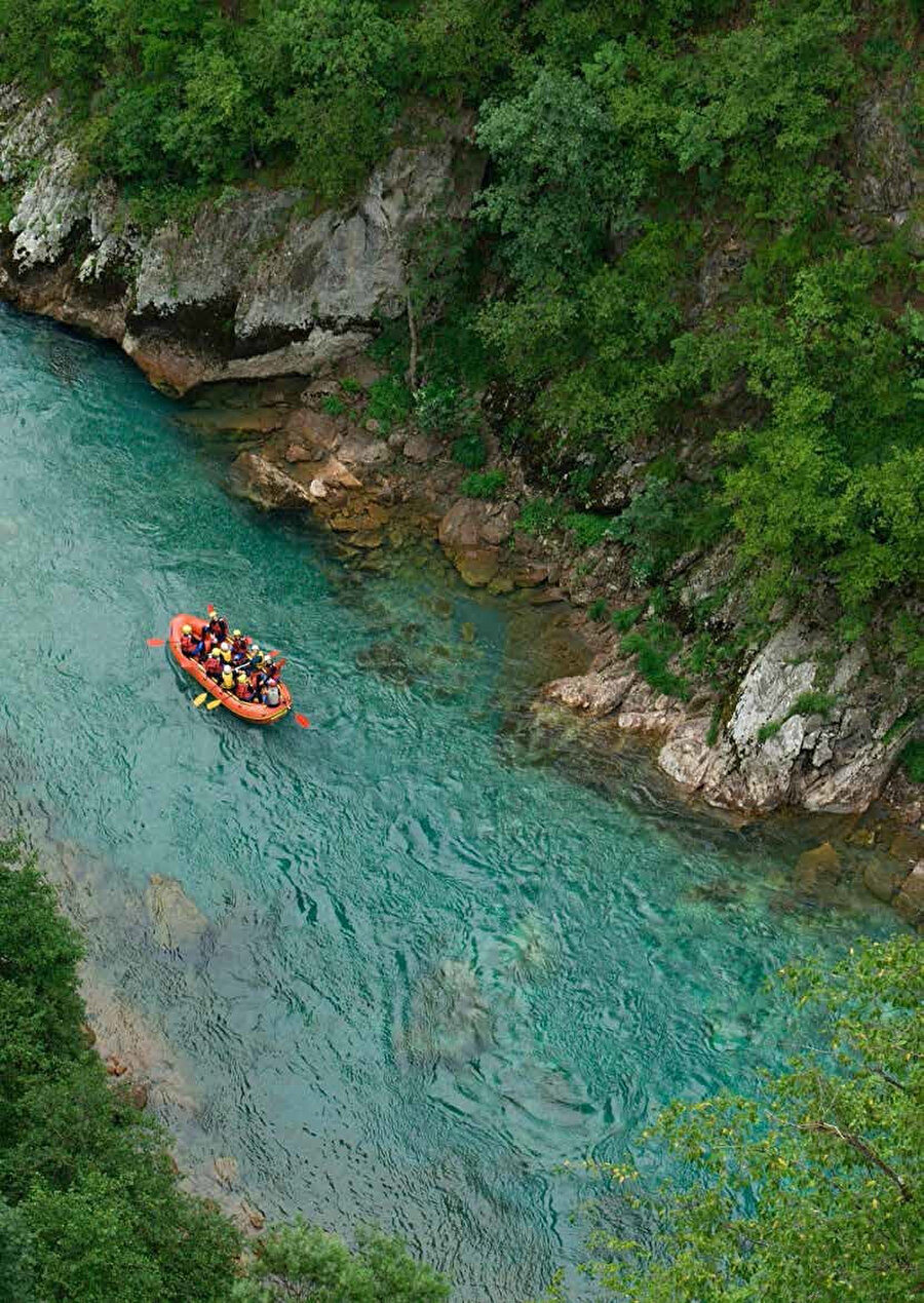 Takım liderleri ve rehberler, ulaşım organizasyonundan nehir güvenliğine, iş bölümünden malzeme teminine kadar rafting seyrinin bütün aşamalarından sorumlu oluyor.