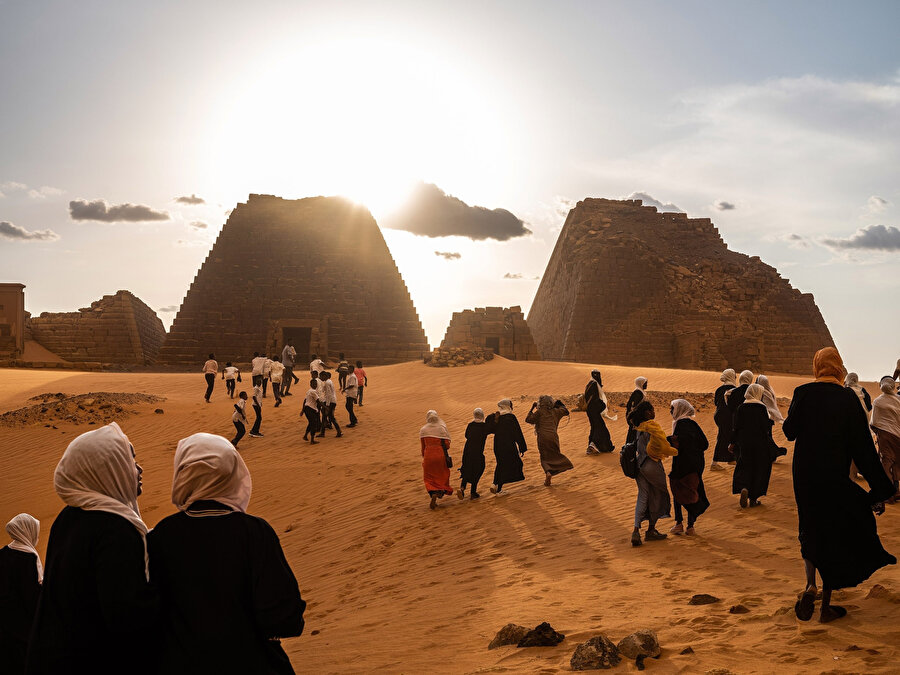 Sudan'da çölün ortasında yer alan 2 bin yıllık Meravi piramitleri ve çevresi, 2011'den bu yana UNESCO koruması altında bulunuyor.