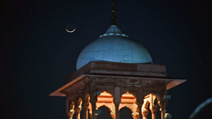 Hicrî yılın son ayı olan ve sözlükte “hac ayı” olarak geçen Zilhicce ayının başlangıcını simgeleyen hilal, perşembe akşamı görüldü.