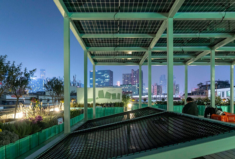 İşten dönen apartman sakinleri çatıya çıkarak otomattan içeceklerini alıp çatıda dinlenebiliyor.