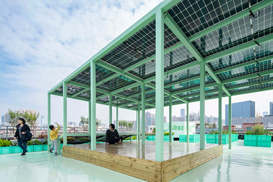 Kutuların çatıda çokça kullanılmasında lojistik depo görünümünü engellemek için orjinal olarak kutular seçilen yeşil renginde boyanıyor.