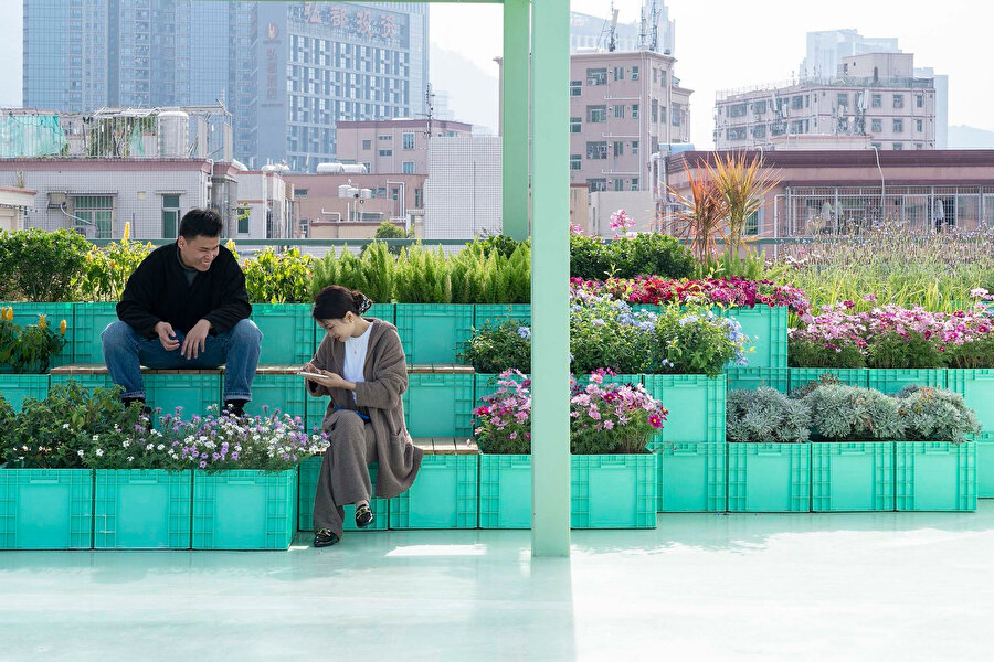 Plastik kutuların sağlam olmasından yararlanarak bazılarının üstüne ahşap panolar geçiriliyor ve oturma banklarına dönüştürülüyor.