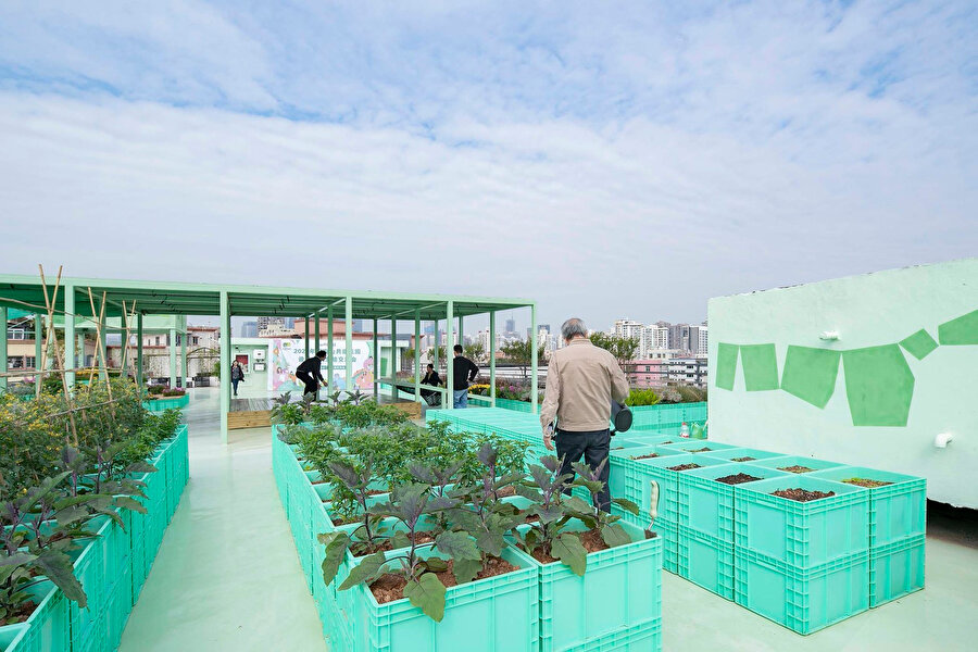 Plastik kutuların hafif olması, üst üste koyulabilmesini sağlıyor. Böylelikle çiçeklikler üç kat halinde istiflenebiliyor.