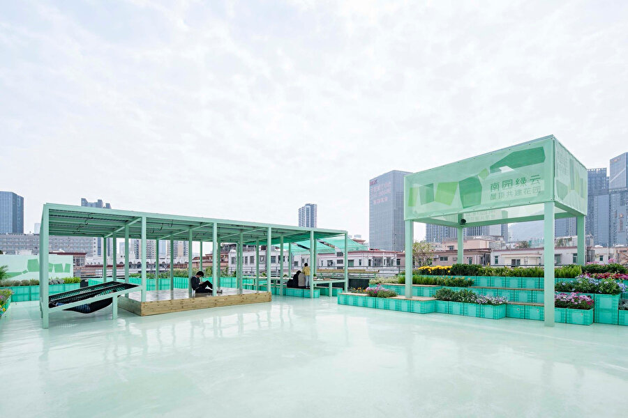 Yeşil çatıyı oluşturan malzemelerin planlanması oldukça basit, ekonomik ve işlevsel tutuluyor. Bu durum diğer binaların çatılarında bu projenin uygulanmasını daha kolay hale getiriyor ve teşvikçi oluyor.