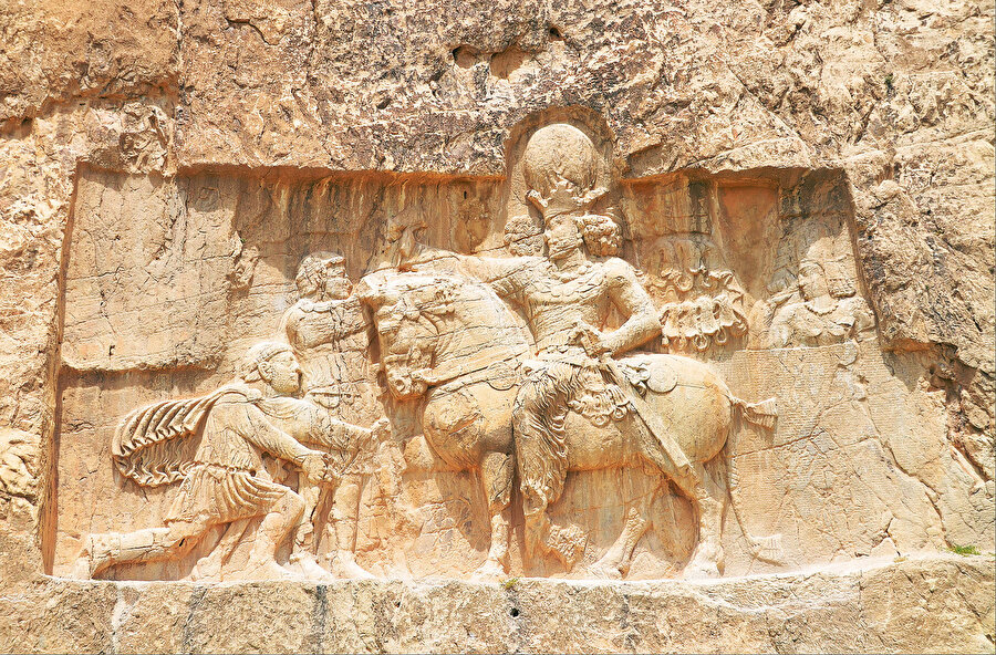 Roma İmparatoru Philippus, Pers Kralı I. Şapur’un önünde diz çökmüş.