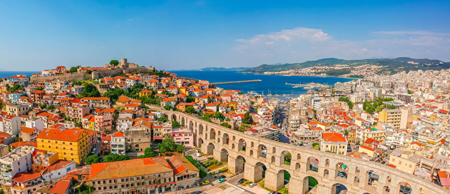 Denizi temiz, yaşaması kolay, insanları alabildiğine sakin altmış binin üstündeki nüfusuyla bu şehirde, yemek sanki yaşama felsefesinin kendisi olmuş gibidir.