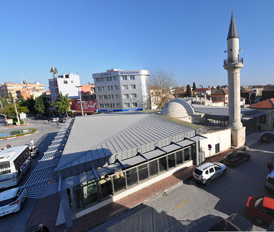 1857 yılında Danyal Peygamber’e ait sembolik türbenin üzerine yapılan Mersin’deki Makam-ı Danyal Camii, türbenin kutsallığından dolayı Makam Camii olarak adlandırılmış.