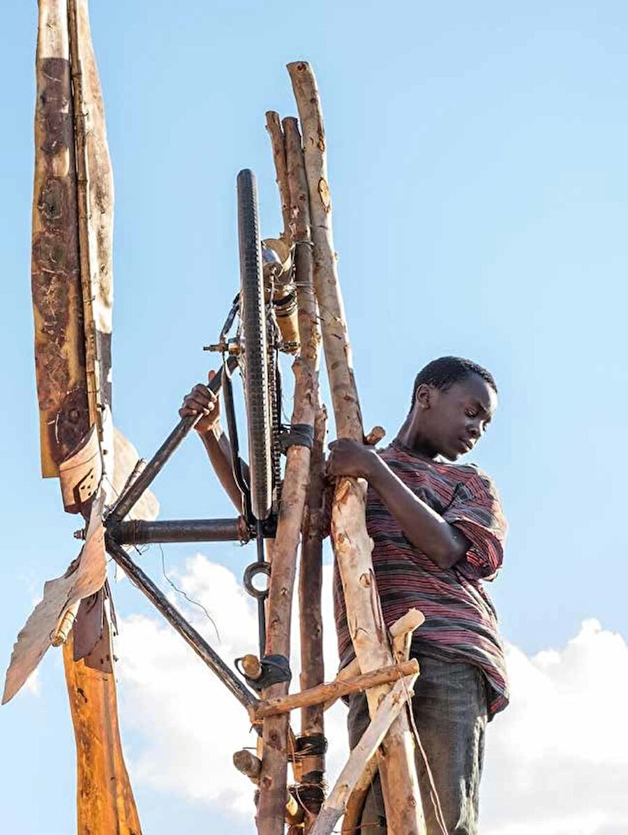 Gerçek bir yaşam hikâyesinden uyarlanan film, Afrika’nın güneyinde bir ülkede, Malawi’de geçiyor. 