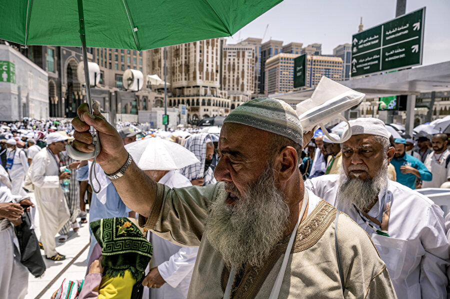 Filistin Vakıflar Bakanlığı, bu yıl hac için işgal altındaki Batı Şeria'dan 2.000 erkek ve kadının Suudi Arabistan'a giden 69 otobüsle Ürdün'e seyahat ettiğini ve 1.200 kişinin de krallığa uçtuğunu söyledi.