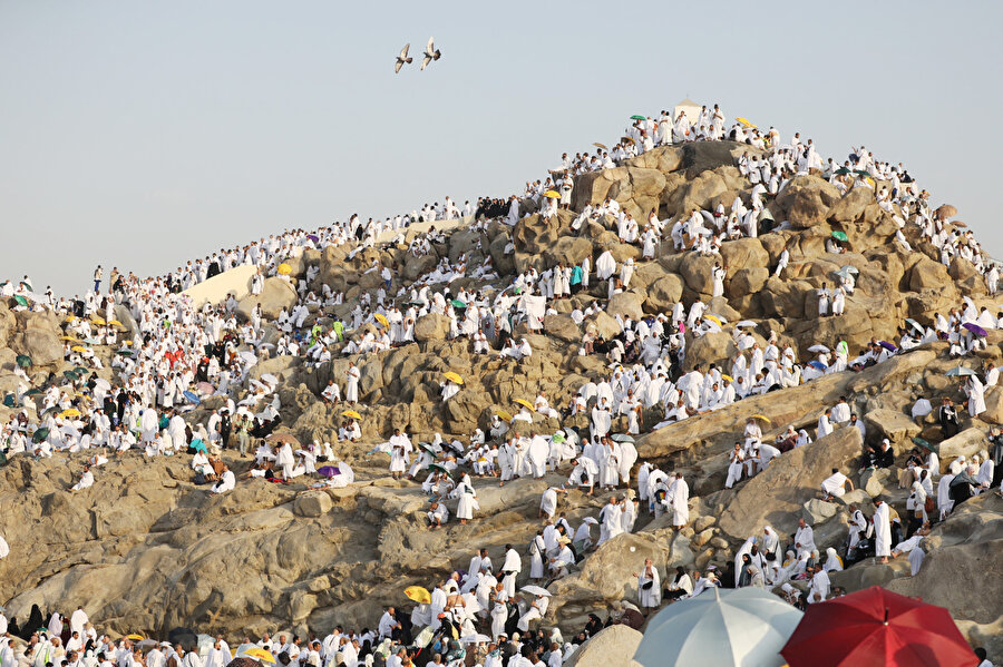 Peygamber Efendimizin veda hutbesinin de okunduğu Arafat vakfesinde aşırı sıcağa rağmen, yüz binlerce kişi Cebel-i Rahme’ye tırmanıp burada da dua etti.