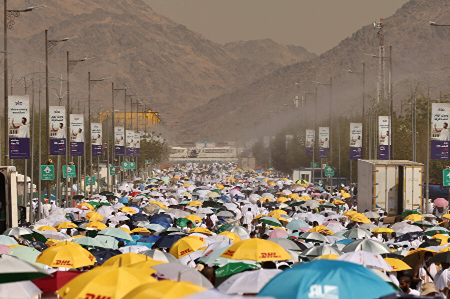 Suudi yetkililer bu yıl hacı sayısının 2 milyonu aşarak koronavirüs pandemisi öncesi seviyelere yaklaşmasını bekliyor.
