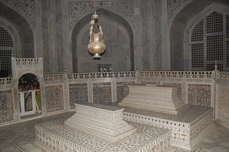 Şah Cihan vefat ettiğinde, oğlu Evrenzgib, naaşını gizlice Tac Mahal’in içinde annesi Mümtaz Mahal’in yanına defnettirmiştir.