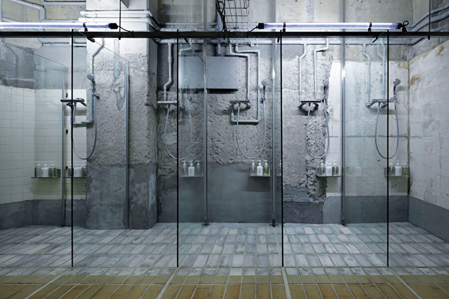 Otelin duş bölümleri mağara atmosferini andırmasının yanı sıra bölmeler de şeffaf camlarla ayrılıyor.