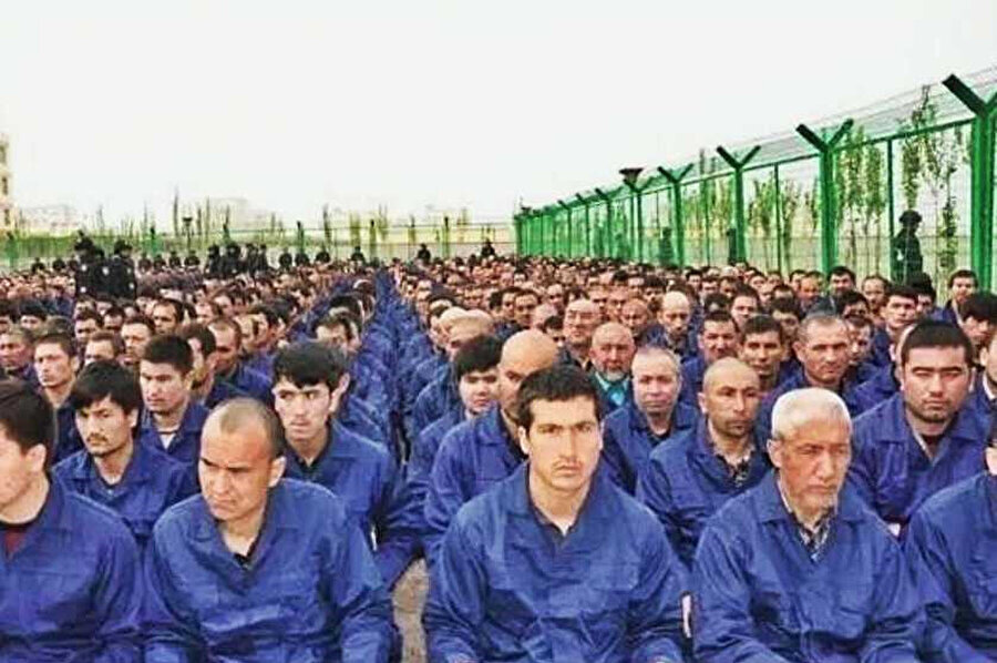 Çinli yetkililer tarafından "meslekî eğitim merkezleri" olarak adlandırılan yeniden eğitim kamplarında 1 milyondan fazla Müslüman Uygur'un gözaltına alındığını tahmin ediliyor.
