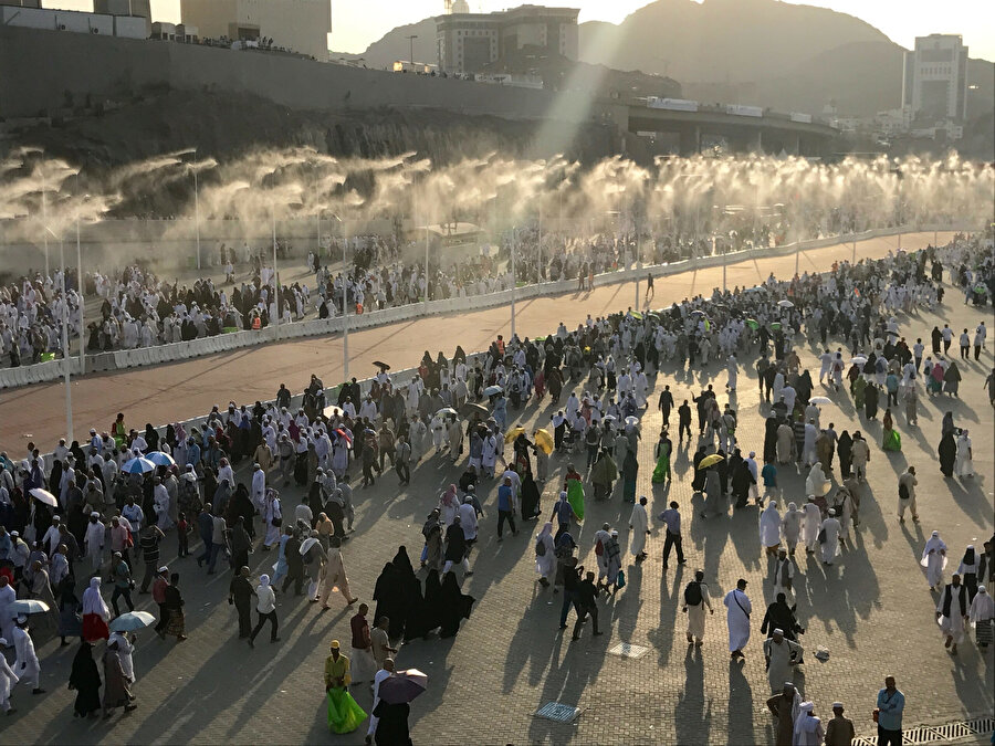 Hacıların rotaları üzerinde güneşten korumak üzere büyük şemsiyeler, yukarıdan su fışkırtan fıskiyeler, yollardaki hacıları soğuk su ile ferahlatan görevliler bulunuyor.