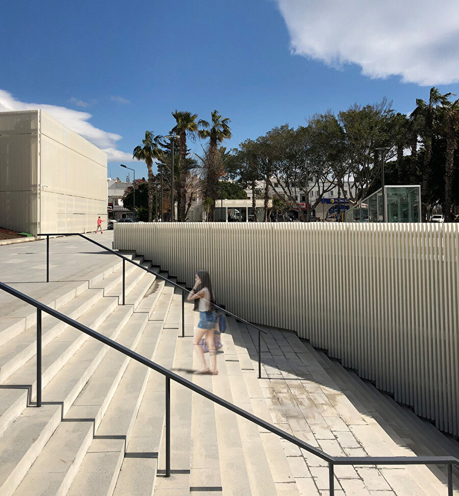 Proje, 15.000m²'den fazla açık kullanım alanı ile alternatif bir toplanma ve etkinlik mekanı şeklinde işleyerek bir kamu yatırımı görevi görüyor.