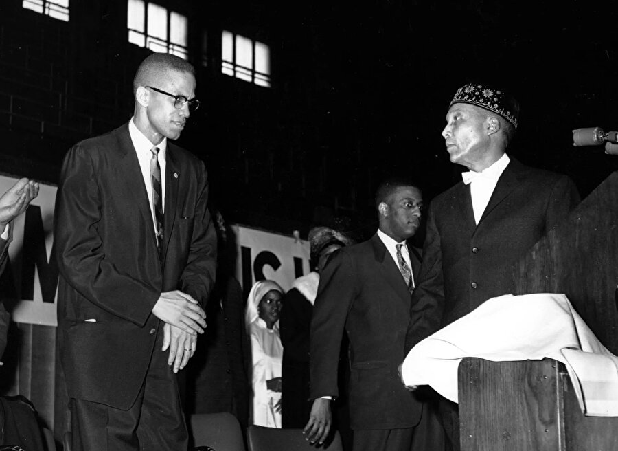 Malcolm X, bir zamanlar kendisinin de mensubu olduğu The Nation of Islam hareketinin lideri Elijah Muhammed ile birlikte.