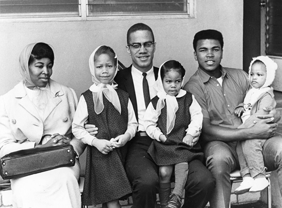 Malcolm X’in, eşi Betty Şahbaz ve kızları Attallah, İlyasa, Kubilay ile boksun efsane ismi Muhammed Ali’nin (O zamanlar Cassius Clay) Miami’deki eğitim kampına ziyaretleri, Ocak 1964.